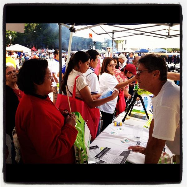 opsoms's tweet photo. #semanadelbienestar2012 felices estar con la comunidad latina en el #DCFiesta http://t.co/BC2WWmI3