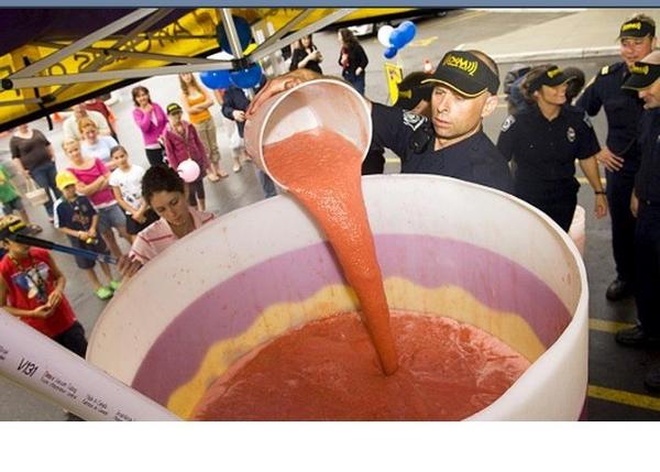 guinnesbook's tweet photo. Thats a huge smoothie! http://t.co/xnk6F59E