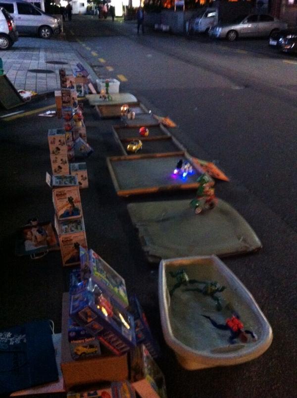 누가 살까 싶은 장난감이지만 술취한 아버지들이 비틀거리며 지갑에서 돈을 꺼낸다. 그 마음, 어렸을적 소년의 그 마음을 아버지는 안다.