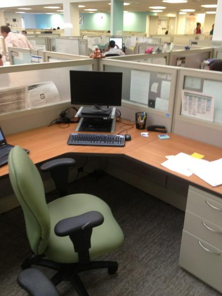 flynnjoe's tweet image. @ALLY_J_ fancy cubicle in building 1 #internwin