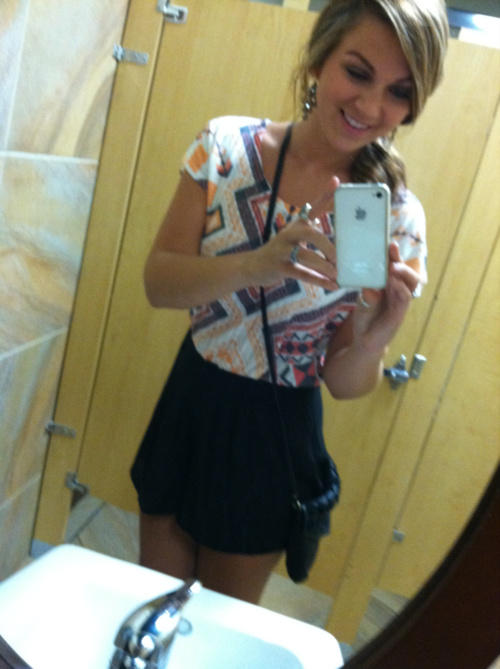 KayAndZoe's tweet photo. Shhh!I Snuck Outta Class http://t.co/407DQlXz