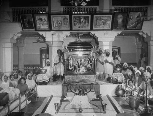 ShirazHassan's tweet photo. Shri Guru Granth Sahib, Gurdwara Dera Sahib, #Lahore. 1930s C. #Sikh #Pakistan http://t.co/swRv22iC