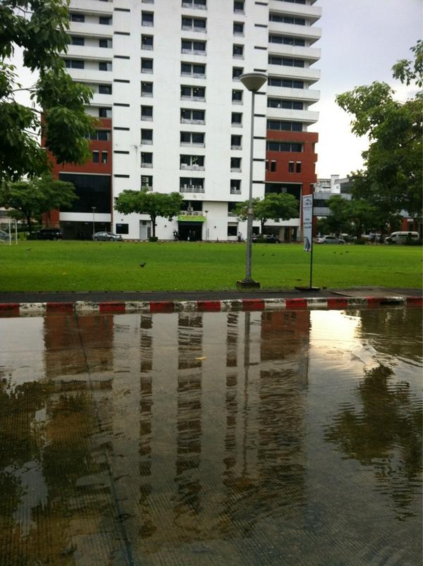 kom_phahon14's tweet photo. สำนักงาน กสทช ยามเย็นหลังฝนตก http://t.co/M0Y1HL1c