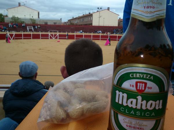 CarlosCarlosbs's tweet photo. Tarde de toros con @raul_RMCF. Y curro http://t.co/n1tFly9D