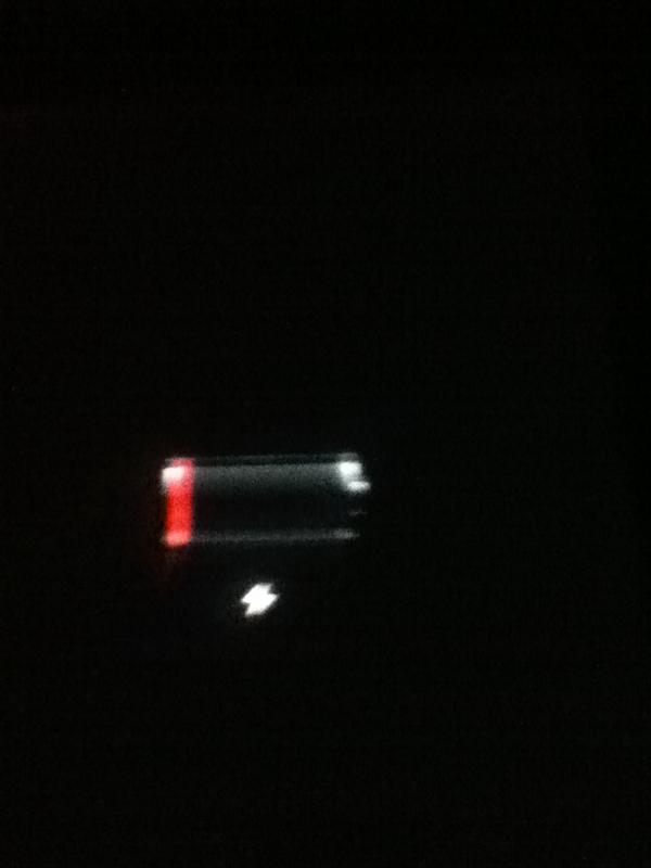 candice_hope's tweet image. now it&apos;s just doing this even though I charged it last night :( 
#Ipadhelp!!!!