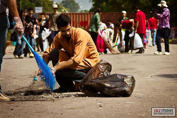 PakistanRT's tweet image. RT @theboilingfrogs kudos!! #muslimlove #karachi #projectcleanup after blasphemous video riots in #pakistan