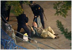 Igualitarista's tweet image. #25s: riot police dragging an elderly man at the protest in Madrid. via El Pais: