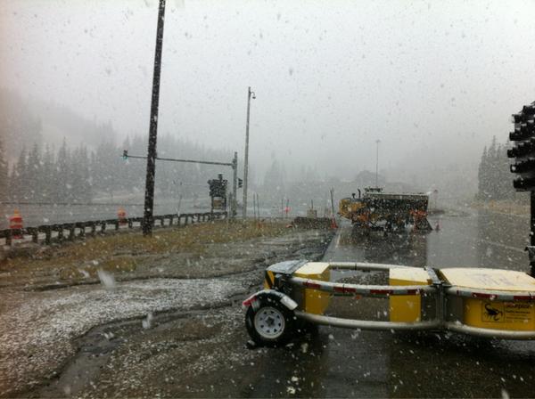 JeffToddReports's tweet photo. It's nuking HUGE flakes at the tunnel right now #cowx #i70 http://t.co/W1CY9M98