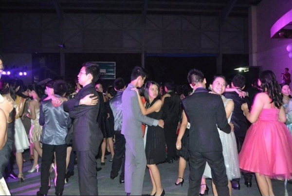 4everLonely_'s tweet photo. How I feel at school dances #ForeverAlone http://t.co/MgAqgoeU