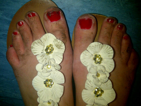 HollyLWhite_'s tweet image. Whyy oh whyy do I always get disgustingly dirty feet when I go out??? #ridiculous #scummy but great night! #ueafreshers