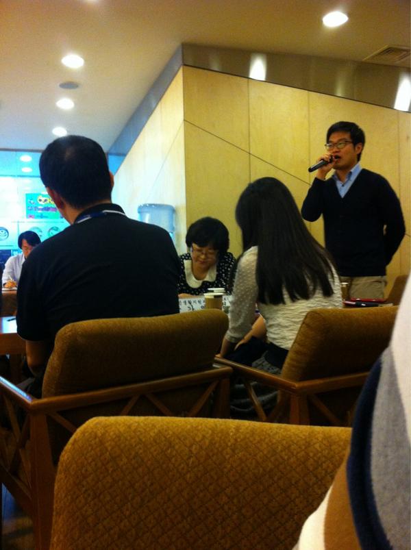 ssmine1's tweet photo. 시장과의 대화시간이다.
우리 신규자 아자씨 열심히 한다. http://t.co/VTuuosWi