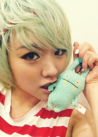 HV_AhRa's tweet photo. 라임이가 자기사진도 좀 올려달라고 떼
를썼어요~ ㅋㅋㅋㅋㅋㅋㅋ여러분! 이
사진의 포인트는 라임색머리와 색이똑
같은귀여운인형과 아이스크림손톱입니
다~! 아참,저 아이스크림은 자몽맛이래
요^^뜯어먹어야겠다 냠냠 http://t.co/B7PC3lbk