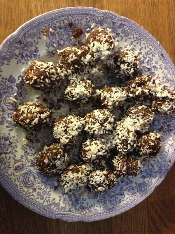 babi861's tweet photo. Chokladbollar! Mm #mmm http://t.co/p45VAvKA