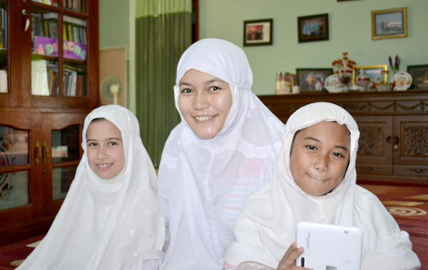 alinnazzala's tweet image. udho cantik bgt :) RT @RhaudaEsa: with Scarlett anna dush didam &amp;amp; ridha #afterpray :D