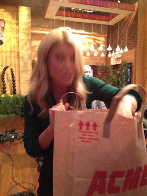 tdubbbbs's tweet photo. Binny and friends giving Kelly Ripa tastycakes #PHILADELPHIA http://t.co/ejviNXg