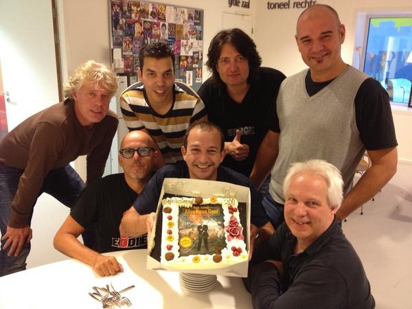 Vanavond spelen we de 200ste show van Alles komt goed,en allemaal uitverkocht ik dank <a href="/Plussupportact/">PlusSupportAct</a> en de crew&amp;fans