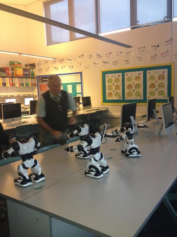 MrsAndersonTwee's tweet image. #hubit #openevening Mr Rayer busting some shapes with the Robots
