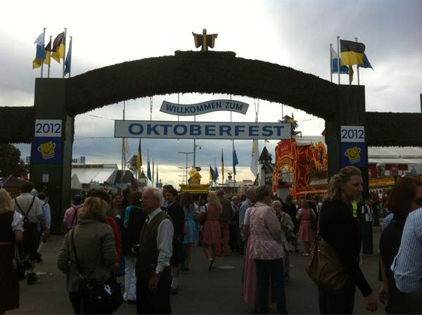 chrisb_442's tweet photo. Got to go... some place hoi #oktoberfest http://t.co/tlBYfbb9