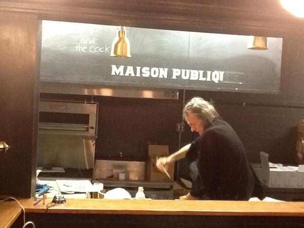 “<a href="/maisonpublique/">Derek Dammann</a>: ” ça ouvre bientôt! Ye! So excited!