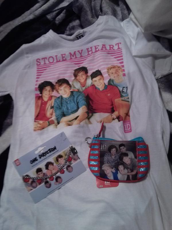 chxrmichxel's tweet image. Got back from the outlets a little while ago&amp;lt;33 #OneDirectionMerch @onedirection
