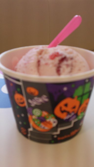 アイス～♪ ってかあちこちハロウィン仕様になってきてる(*^^*)あっというまにクリスマスよ(・・;) http://t.co/a4DxsBW8