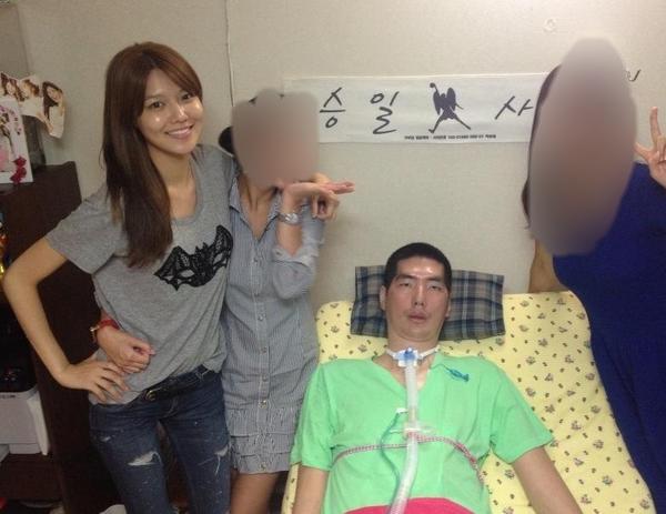 [PIC][27-09-2012]Hình ảnh SooYoung và SeoHyun đến thăm Park Sungil trong thời gian gần đây A3yICdUCIAA13g2