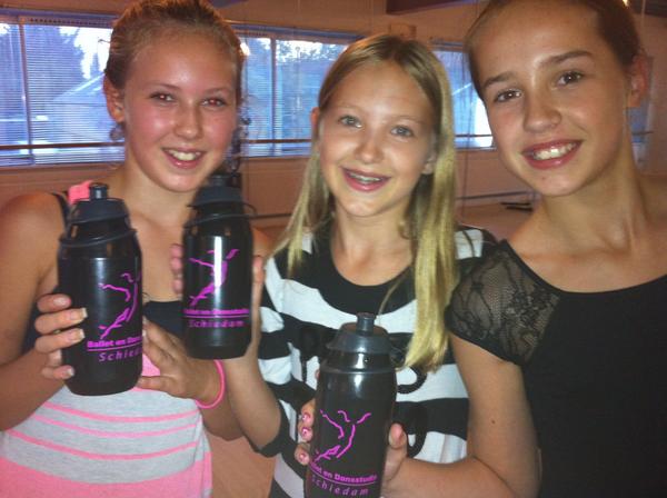 maxiliaNL's tweet photo. Ballet dames Schiedam zijn blij met de geleverde bidons. Ook bidons bedrukken?Ga naar http://t.co/q35vUu88 http://t.co/pz0XAtj3