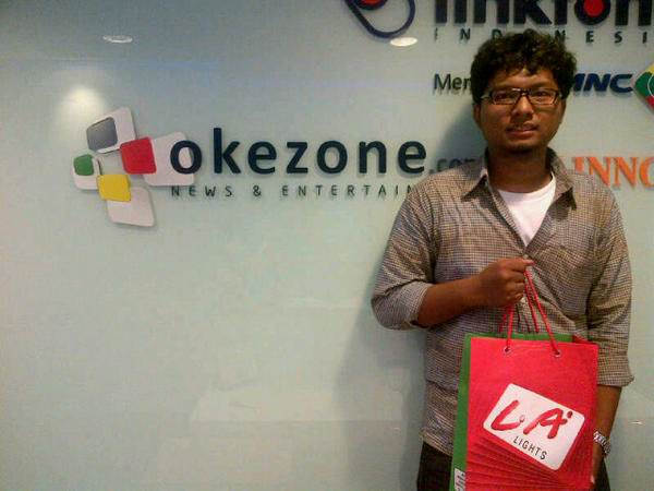 Hai <a href="/dwiars/">Ars</a> Makasih ya udh ngambil hadiah pemenang mingguan #LALightsGueBerani ke kantor Okezone. Semoga suka ya ;)