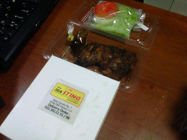 IniTebet's tweet photo. Makan siang pake AyamBakarRempah @Resto_igaiting..Rasanyaa JLEBB, Jadi pengen coba menu lainnya cc:@IniJAKPUS http://t.co/ZHCSPlki