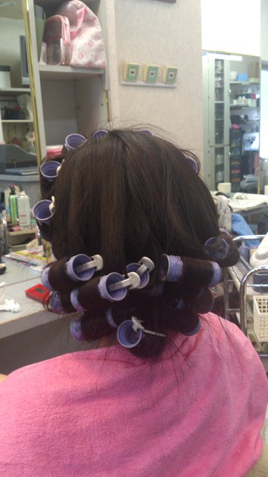 今は髪の毛セット中(*^^*)初めて来たお店なのにとても親切で気に入りました♪♪♪ http://t.co/q8JfoaGD