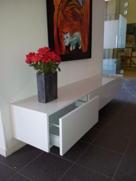 Leeuwerik_bv's tweet image. En nog een meubel gemaakt van onze ijswitte #Polygloss panelen! Door van de Kerkhof Interieurbouw. Mooi resultaat!