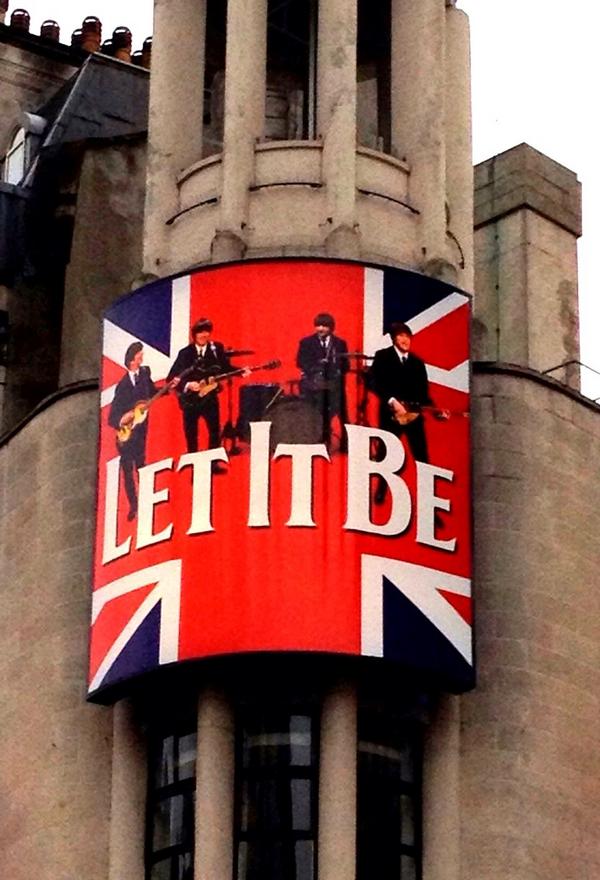 gavinsinden's tweet photo. @ChelsMurph_1D @jami_murph #londonlife http://t.co/CUGiiiTc