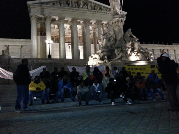 Der Dr-Karl-Renner-Ring vor dem Parlament bleibt vorerst besetzt. #Asyl bleibt #Menschenrecht #noborders #Bleiberecht