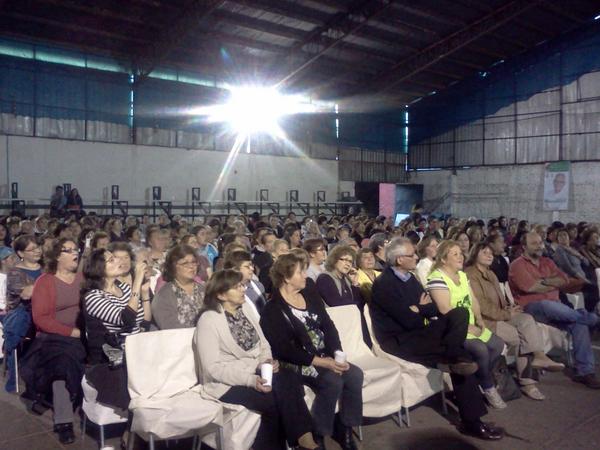 Recibiendo el respaldo de las lopradinas. Muchas gracias x el apoyo.