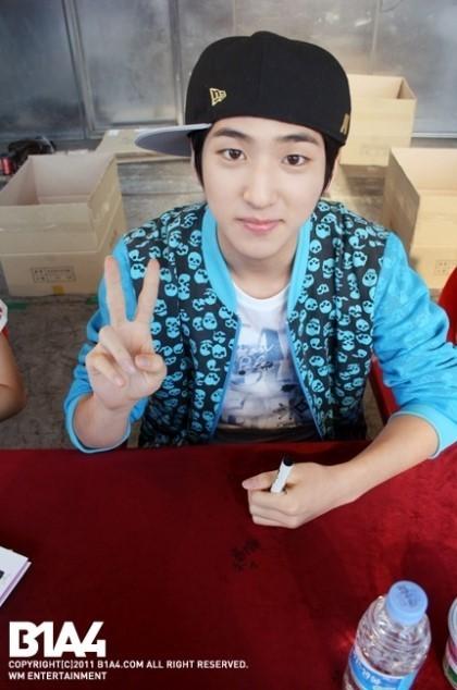 Idol_v_b's tweet photo. 쫑야) 비원에이포 바로군! * 팬싸 사진!! 카메라 보고 브이~!!! 바로군의 옷도 바로군의 외모도 모두모두 완벽해요~!! http://t.co/HL8azGbJ