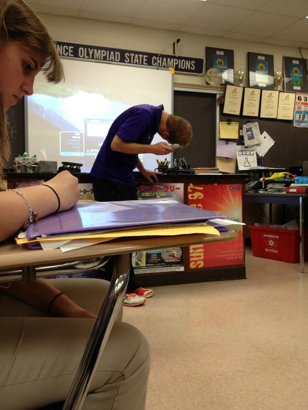 TheRealSlim__KT's tweet image. The screen is upside down. #awks #technologyprobs @theeCOUCHpotato