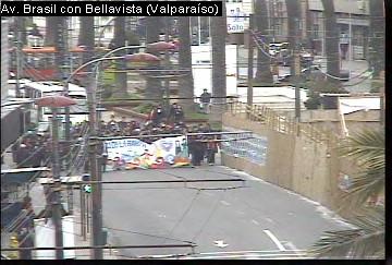 TTIValparaiso's tweet photo. #Valparaíso marcha estudiantil circula por Av. Brasil Norte al llegar a Arco Británico, tránsito obstaculizado. 11:06 http://t.co/quD2QFTF