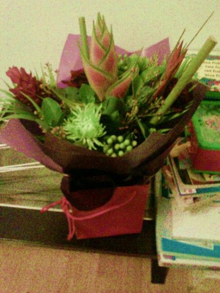 Audrey_NTY's tweet photo. My keish keish gave me an amazing bouquet today...I am really touched, love her to bits http://t.co/JiT74GBg -- audrey  @KaishaMiath