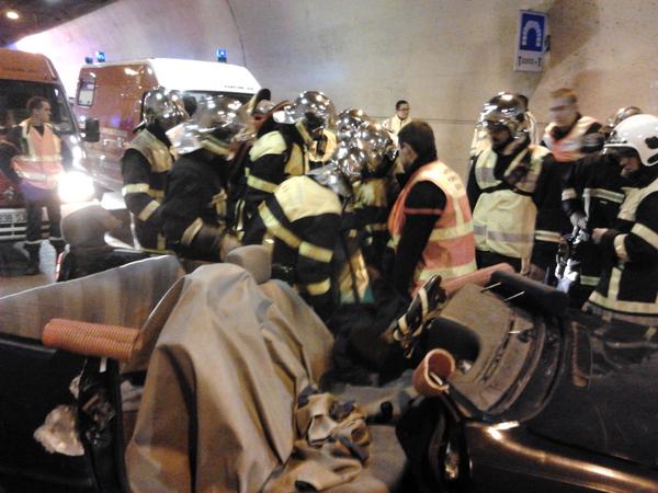 guhg23's tweet photo. Avui hem assistit al simulacre d'accident de transit fet per pompiers al tunel de pimorent a França. http://t.co/CfnMX670