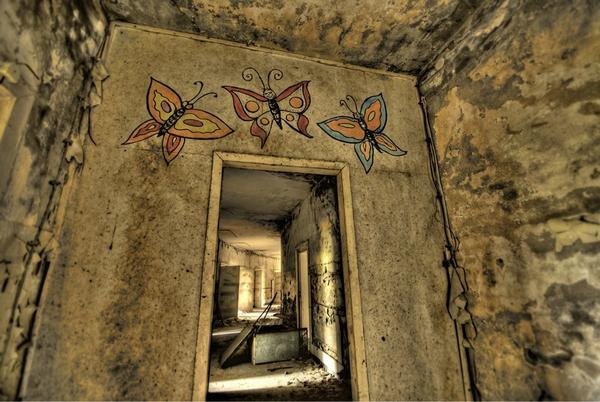 A little color in a dark era...
#urbex #abandoned #decay #Russian #military #urbanexploring #coldwar