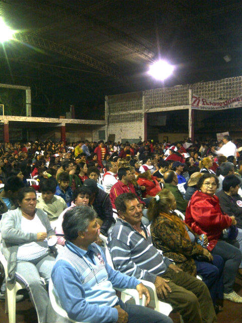 esterpy's tweet photo. Van llegando los correligionarios al acto de #SanLorenzo @zacariasirun Presidente! Ivan Gobernador de #central! http://t.co/J5yySZr2"