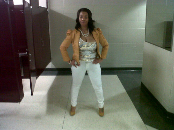 Veronired's tweet photo. It's almost time for @KevinHart4real to do the damn thang! I can't wait for him to hit the stage #LetMeExplain http://t.co/ushufzwH