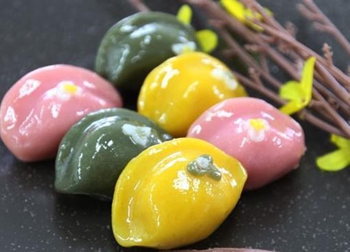 15th August in Lunar year is "Chuseok", Korean autumn harvest, and it is today! 'Songpyeon' is the symbol of Chuseok :)