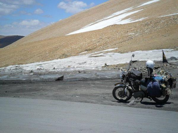 royalenfield's tweet photo. #RePicOfTheDay! RT @NB_1983: @royalenfield Made to ROAR on every road. Enroute to Leh from mumbai. #RElover http://t.co/2JwBwwkO
