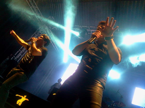 OlavoeAlisson's tweet photo. Show do Alan e Alisson começando na ABCR. Noite do beijo vem pra ca! @alan_rodrigs @alisson_aea http://t.co/KYZRFG4o