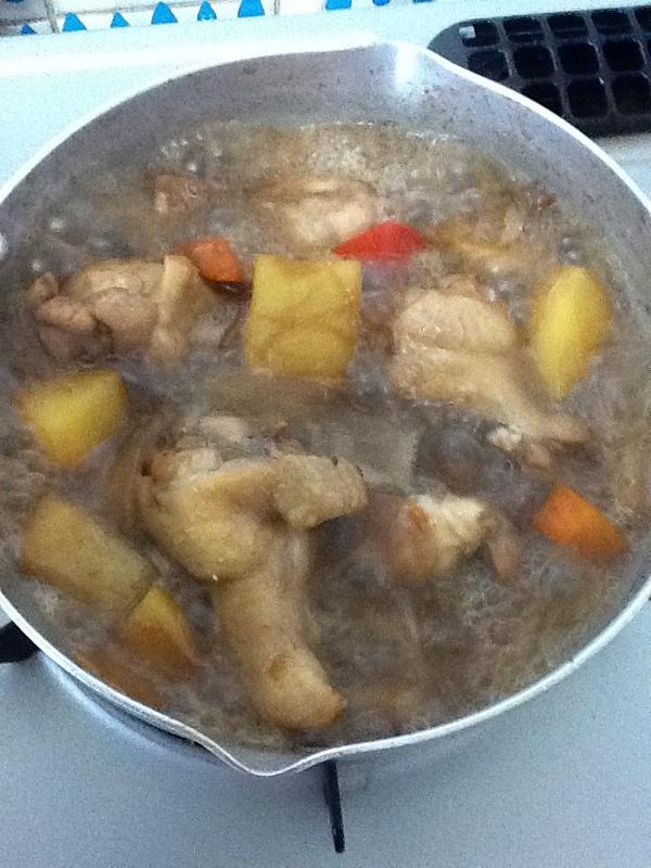 akiraroxy's tweet photo. Boiling ADOBO...hhmmppp...dinner later:-) http://t.co/1iBJ4g0S
