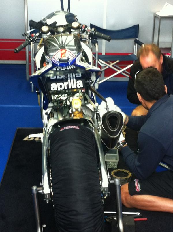 MichelleDewbs's tweet photo. Awesome morning so far! With the great @Derek_Redmond watching his Superbike team race at Silverstone! #Splitlath http://t.co/FCCtbIN7
