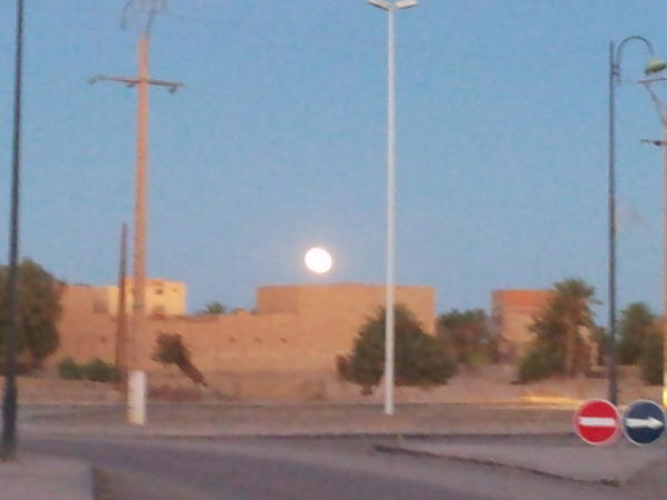 RamliatoursCOM's tweet photo. luna del 15 #luna #desierto #casas de barro #pueblos bereberes http://t.co/IA9mSkHk