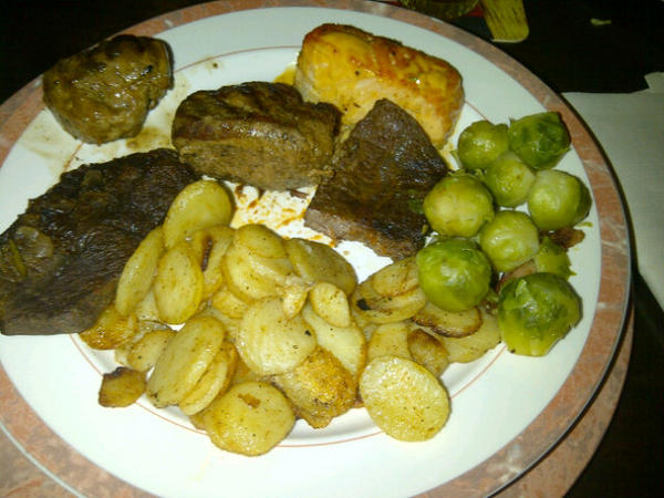 jaccoderking's tweet photo. Buffet bij de bebsel, wie krijkgt hier geen honger van http://t.co/ONtUxsRE