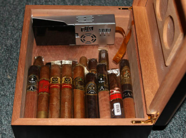 TimsHumidor's tweet image. Cigars that I currently have onhand.
We&apos;ll start of with my 50 cigar humidor.